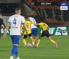 蹬踏克雷桑小腿！主裁判回看VAR后确认非红牌，并向高迪出示黄牌